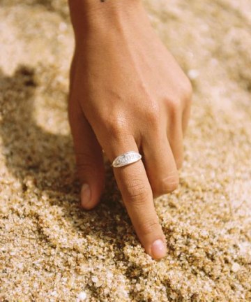 Alternative view of Alhaja anillo sello amore plata