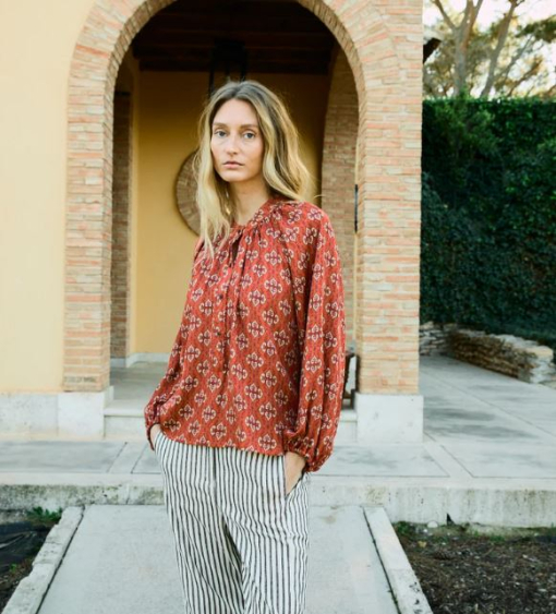 Magnolya blusa romina red tapestry