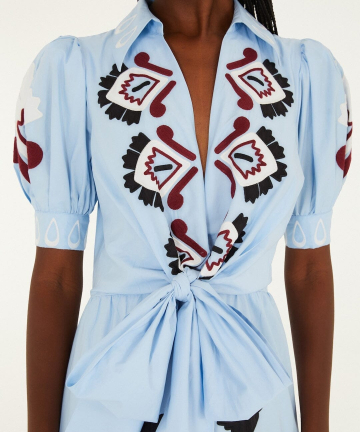 Alternative view of FARM RIO vestido largo azul artesanal con encaje bordado y lazo frontal