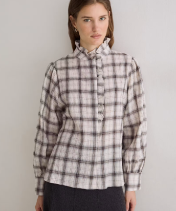 Alternative view of Yerse blusa cuadros crudo y tostado volante en cuello