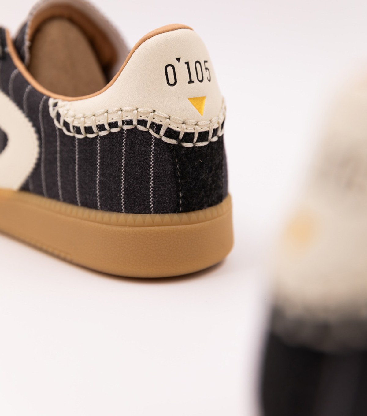 0 105 Nova Moc Office zapatillas bajas en gris y blanco - Imagen 3