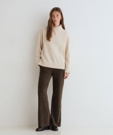 Yerse pantalón flare de pana verde con elastano