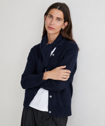 Yerse chaqueta azul marino detalle pañuelo