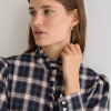 Yerse blusa cuadros azul marino y crudo con volante en cuello - Imagen 2