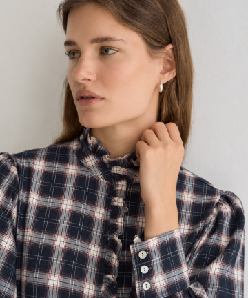 Alternative view of Yerse blusa cuadros azul marino y crudo con volante en cuello