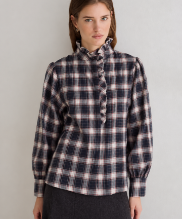 Yerse blusa cuadros azul marino y crudo con volante en cuello