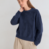 Yerse jersey azul marino con flores bordadas