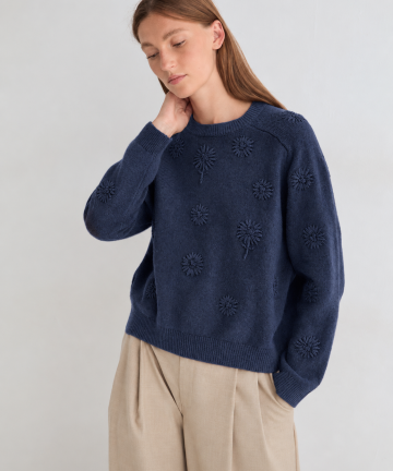Yerse jersey azul marino con flores bordadas